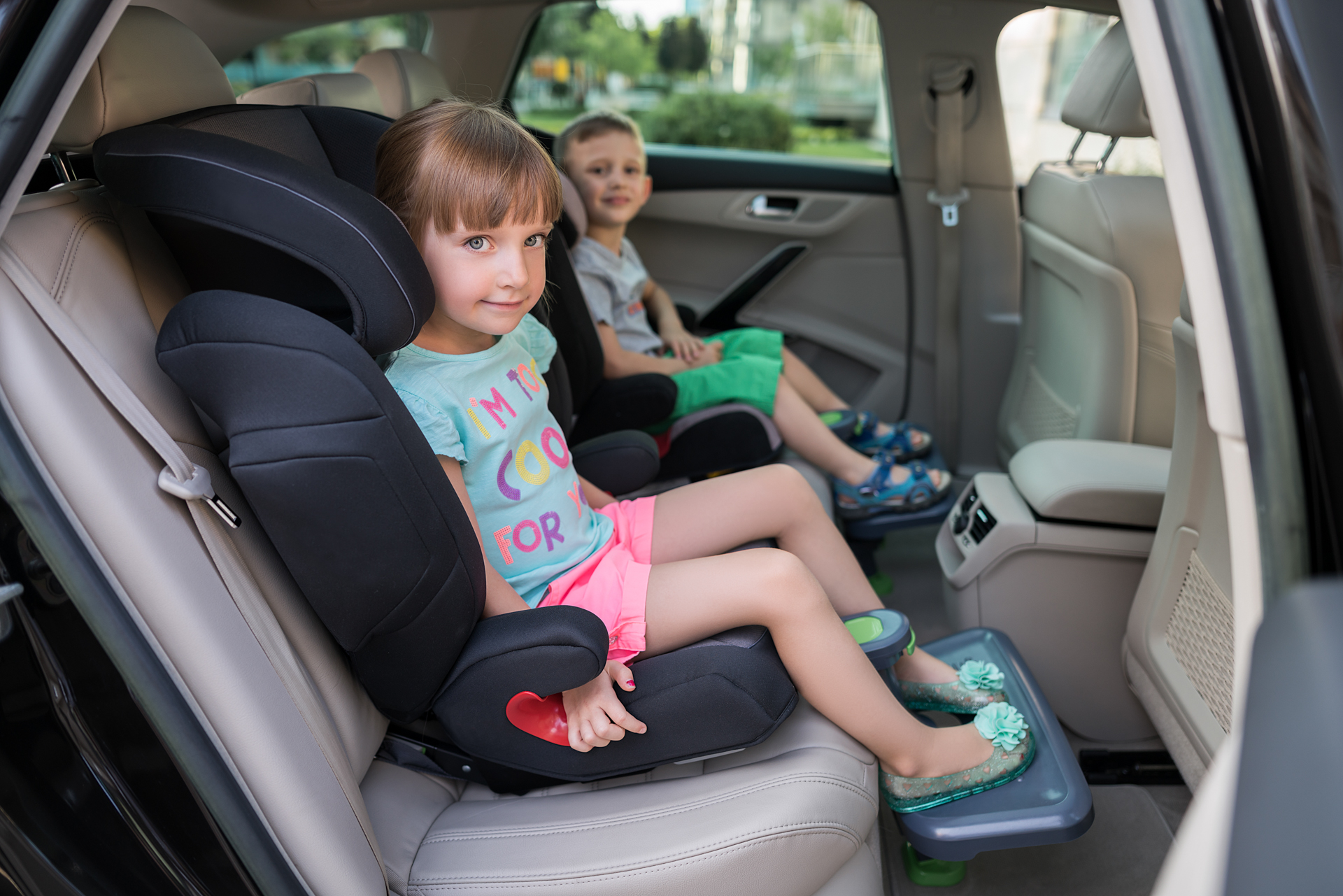 KneeGuardKids - Car seat footrest